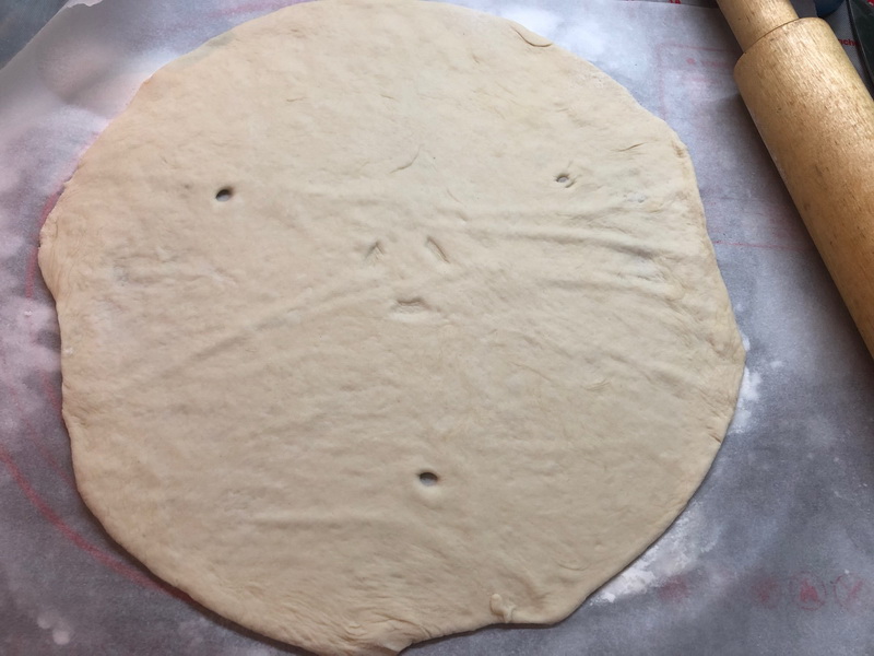 Как сделать тесто хрустящим. Хрустящее тесто текстура. Как делать края у пиццы. Крупа для края пиццы. Тесто не получилось.