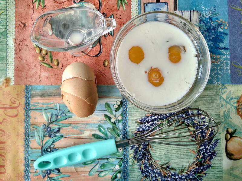 Томат с омлетом внутри - придумала интересный завтрак