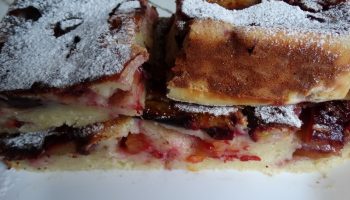 Сливовая шарлотка — просто потрясающе вкусный пирог