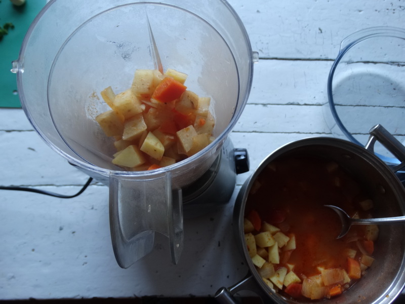 Хороший суп из сельдерея (из корня). Рецепт, как любит моя семья: с картошкой и помидорами