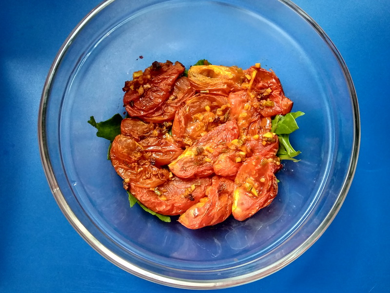 Салат с вялеными помидорами и грибами - моя новинка к застолью Вяленые помидоры делаю сама из свежих за 2 часа в духовке
