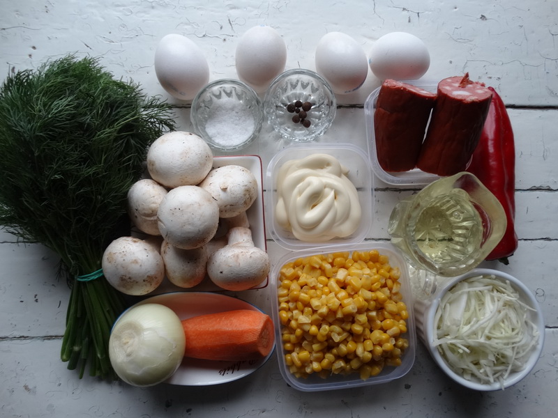 Салат «Венок». Шедевр из простых ингредиентов (яйца, грибы, колбаса, капуста, лук и др) и вместе – это вкуснейшее блюдо