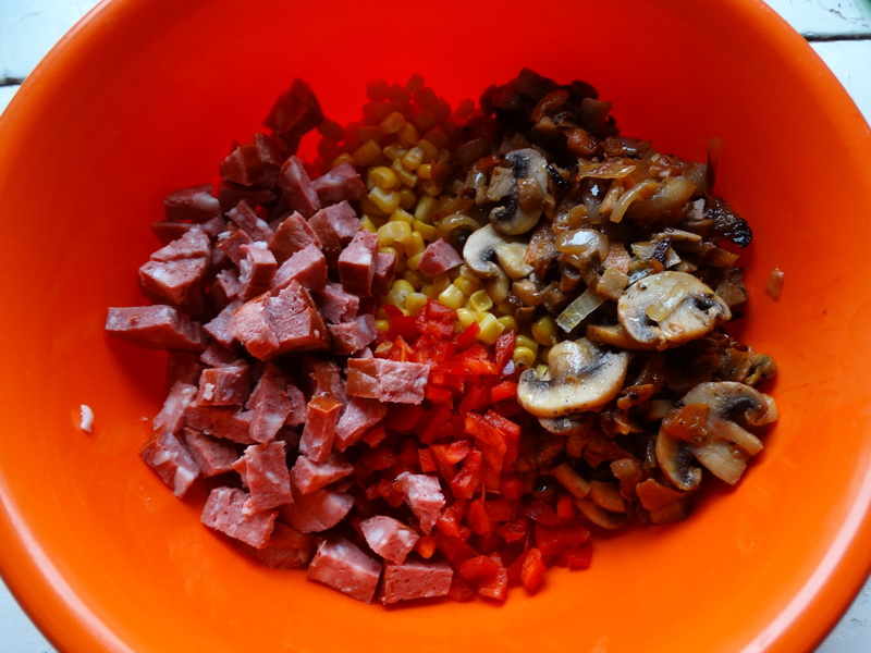 Салат «Венок». Шедевр из простых ингредиентов (яйца, грибы, колбаса, капуста, лук и др) и вместе – это вкуснейшее блюдо