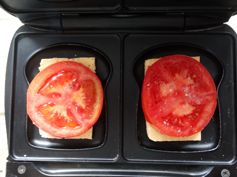 Закуска «Горячие помидоры» — готовить в обычной бутерброднице, а все ингредиенты всегда под рукой
