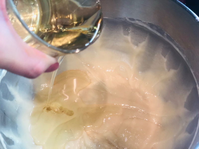 Шарлотка - нестандартный рецепт: тесто не бисквитное, не сухое, а сочное и без перемешивания с яблоками