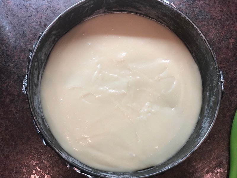 Шарлотка - нестандартный рецепт: тесто не бисквитное, не сухое, а сочное и без перемешивания с яблоками
