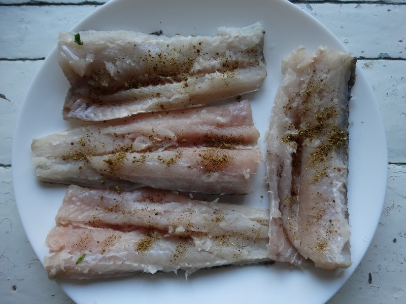 Рыба удалась на славу - мой эксперимент соединить гарнир с рыбой. Сухое мясо хека получалось, как консервированное