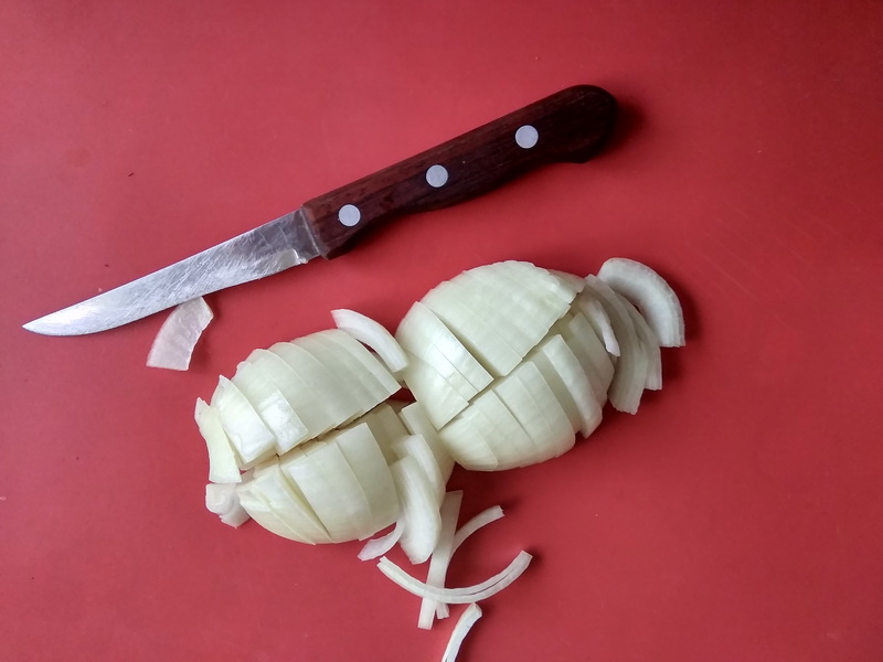 Как я готовлю «Рыбу ХЕ» из кижуча – как строганина, и даже лучше: приправы и маринованный лук, делают закуску идеальной