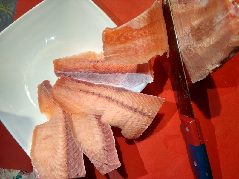 Как я готовлю «Рыбу ХЕ» из кижуча – как строганина, и даже лучше: приправы и маринованный лук, делают закуску идеальной