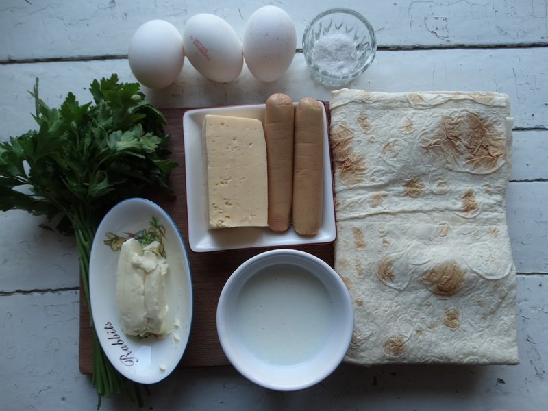 Наш традиционный завтрак: вкуснющий омлет с сыром