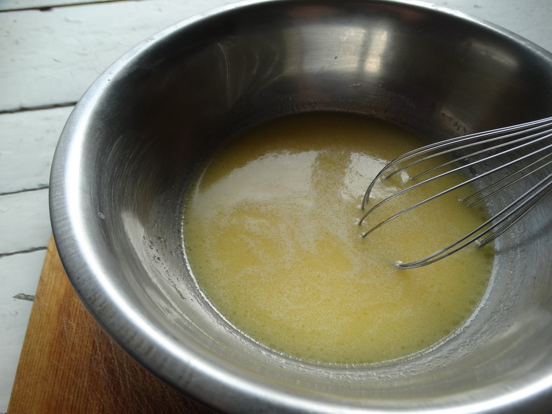 Рецепт плотного сливочного крема для десертов из 3-х ингредиентов (молоко, масло и сахар)