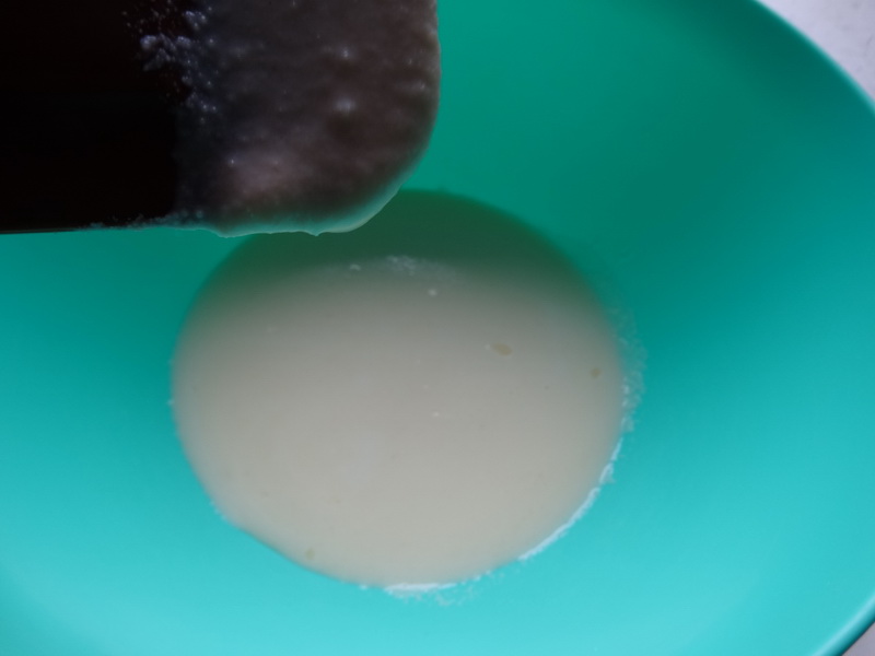 Рецепт плотного сливочного крема для десертов из 3-х ингредиентов (молоко, масло и сахар)