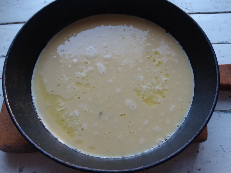 Наш традиционный завтрак: вкуснющий омлет с сыром