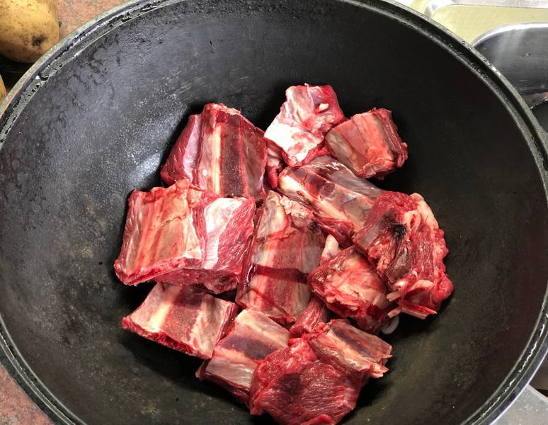 Рецепт приготовления говядины в казане. Узбекская басма. Басма специя. Мясо для басмы нарезка. Басма из говядины фото.