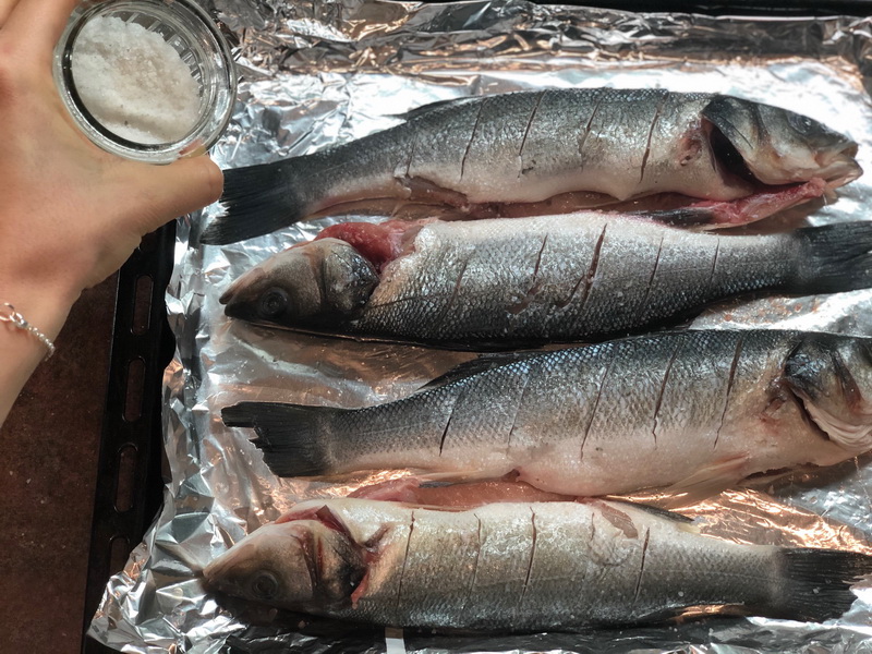 Как я готовлю сибас в духовке - рыбка получается очень сочной и ароматной