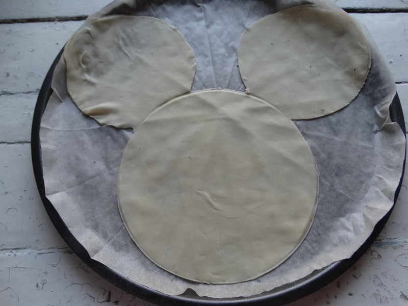 Пицца «Микки-маус» - готовила на детский праздник, а форма прижилась: всем по кусочку и без ножа