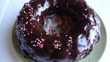 Сумасшедший пирог «Crazy Cake» — новомодный шоколадный пирог: такой мягкий, что кажется — теста вообще нет