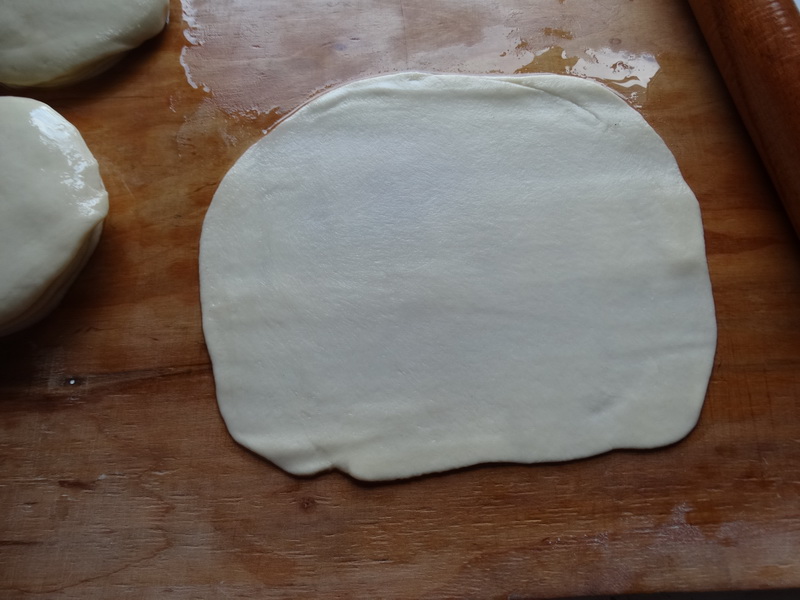 Как я без особых хлопот делаю тончайшее вытяжное тесто и готовлю из него обалденные пирожки (похожи на слойки)