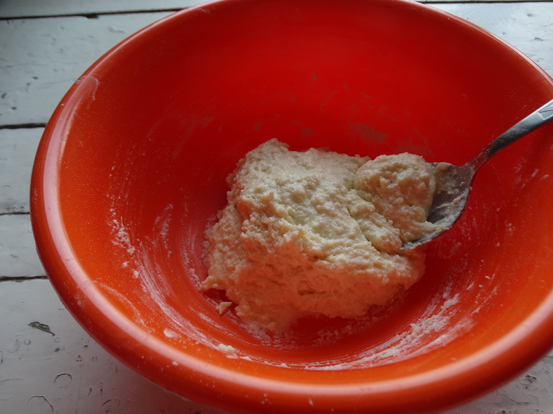 Привычное кокосовое печенье, пеку по-новому: тесто на твороге (не забитое, муки минимум) – получается нежным и воздушным