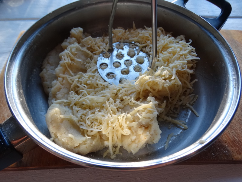 Гужеры – моя любимая закуска на «взрослую посиделку»: безумно вкусные сырные эклеры с пикантной начинкой