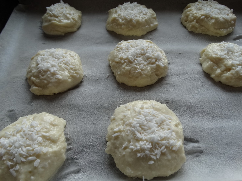 Привычное кокосовое печенье, пеку по-новому: тесто на твороге (не забитое, муки минимум) – получается нежным и воздушным
