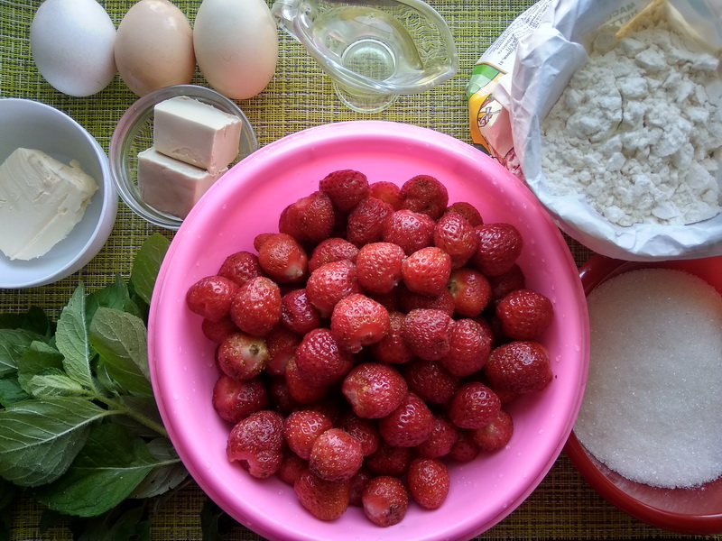 Печёные пирожки со свежей клубникой и мятой (в сезон всегда так готовлю – применение для ягод беспроигрышное)