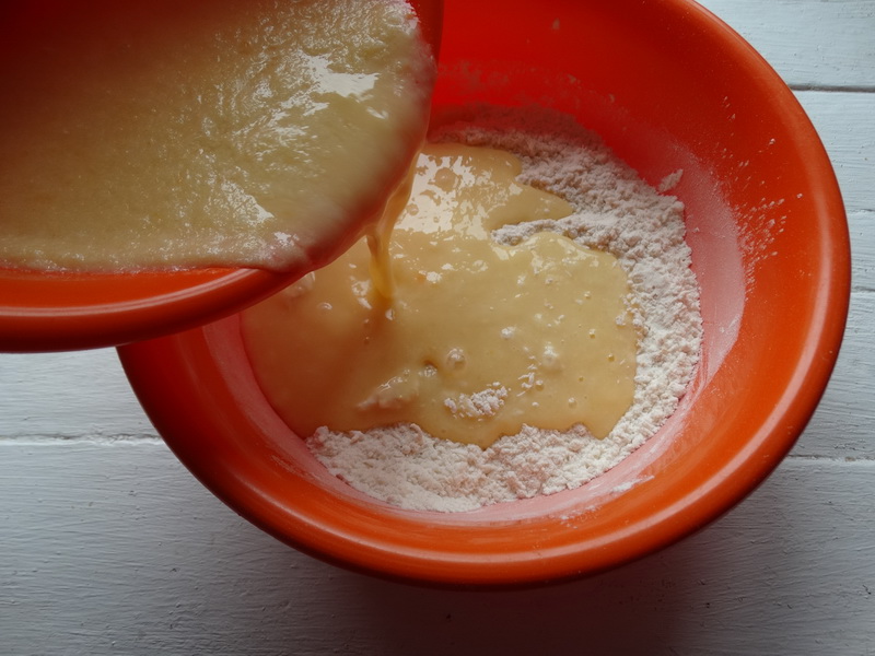 Лимонная вкуснота – простой рецепт пирожного: без крема и лишних калорий. Десерт реально влажный и нежный - тает во рту