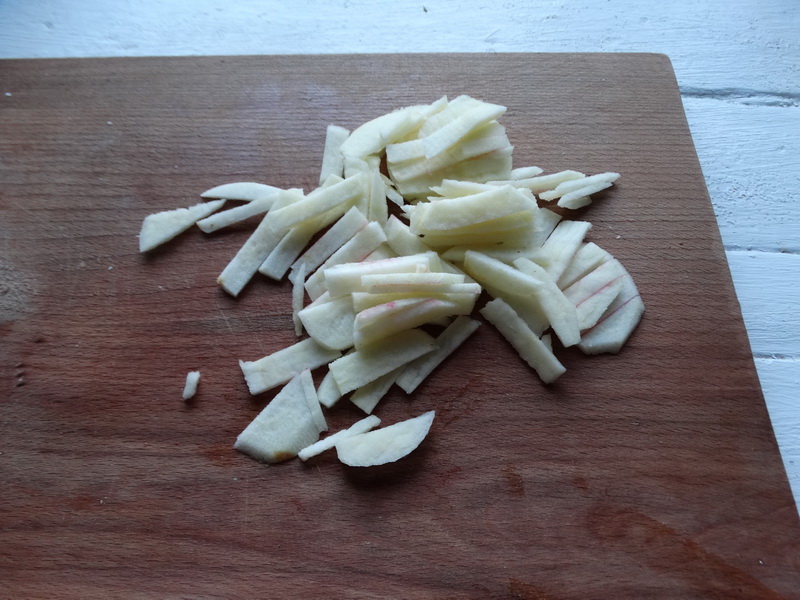 Салат «Яблоко со свеклой» - простой, но любимый рецепт. Каждый ингредиент так идеально подобран, что вкус идеален
