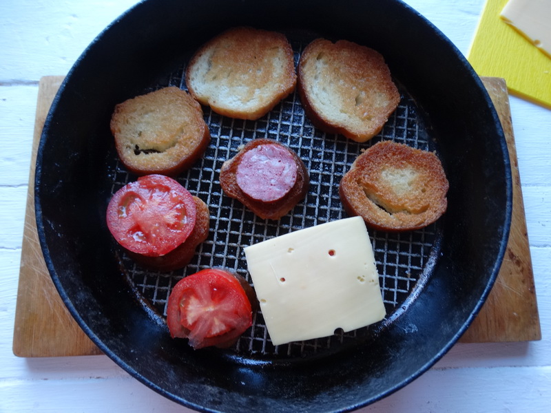 Моя «закусочная артиллерия» на праздничный стол: 3 рецепта гренок: в закрытом сыре, с яйцом-пашот и огурцы в желтках