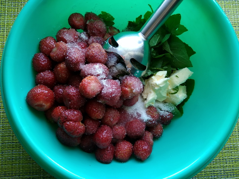Печёные пирожки со свежей клубникой и мятой (в сезон всегда так готовлю – применение для ягод беспроигрышное)