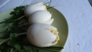 Закуска «Белые тюльпаны» — был повод приготовила фаршированные яйца по-новому. Результат очень порадовал