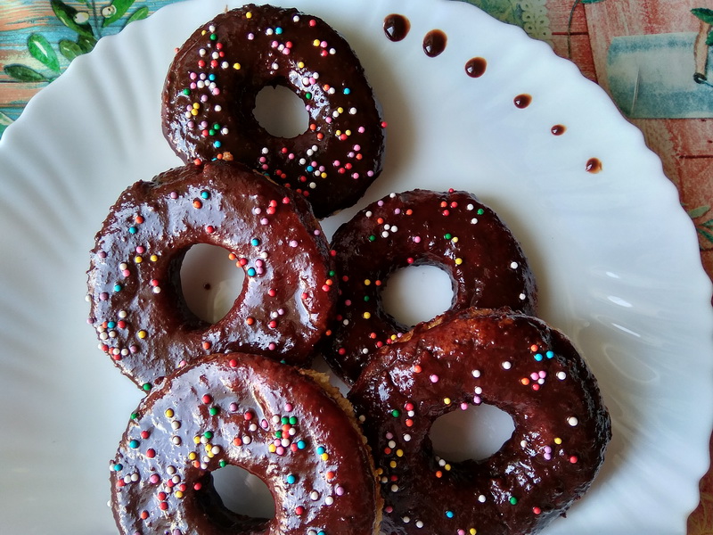 Овсяные пончики в шоколаде - мои детям нравятся. По вкусу как сырники, но без творога и вместо муки молотая овсянка