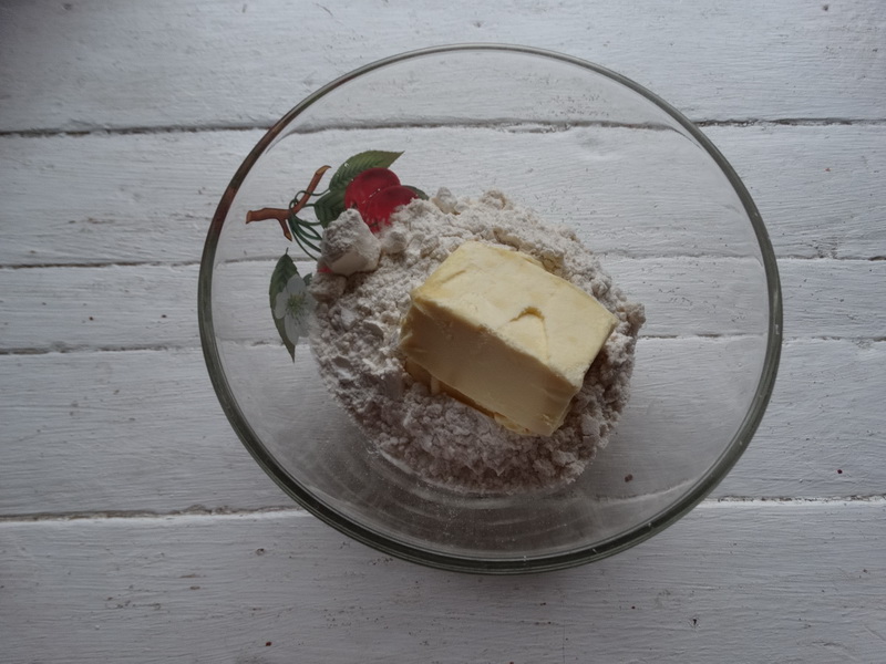 Десерт со сливами по рецепту гениального повара Бруно Альбузе. И это не пирог, а тесто лишь хрустящая кунжутная корочка
