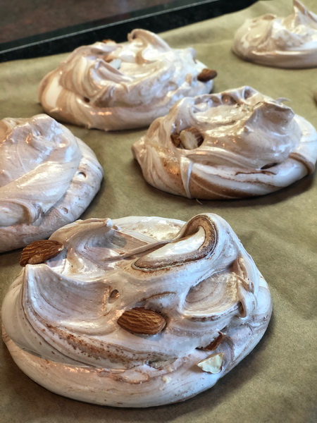 Воздушный десерт на белках – безумная вкуснятина без особых усилий