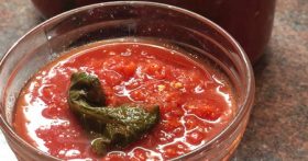 Домашний томатный соус на зиму. Делаю каждую осень 10 банок обязательно. Всего 2 ингредиента: помидоры и листья хрена