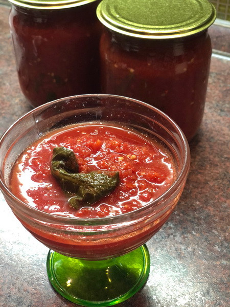 Домашний томатный соус на зиму. Делаю каждую осень обязательно. Всего 2 ингредиента: помидоры и листья хрена