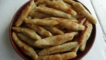 Рецепт «Картофельные пальчики» — любимый гарнир моих внуков. Всё просто: картофельное пюре, но со вкусной корочкой